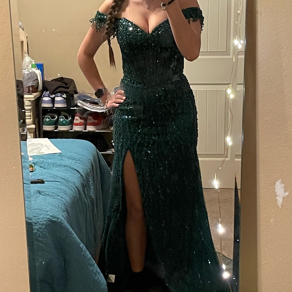 Elegant Green Off-Shoulder Evening Dress